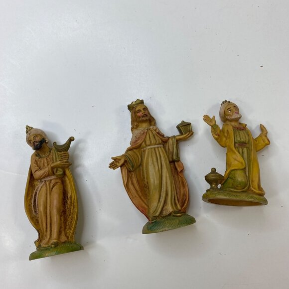 Handcrafted Nativity Scene Set With Figurines & Accessories - Picture 4 of 13